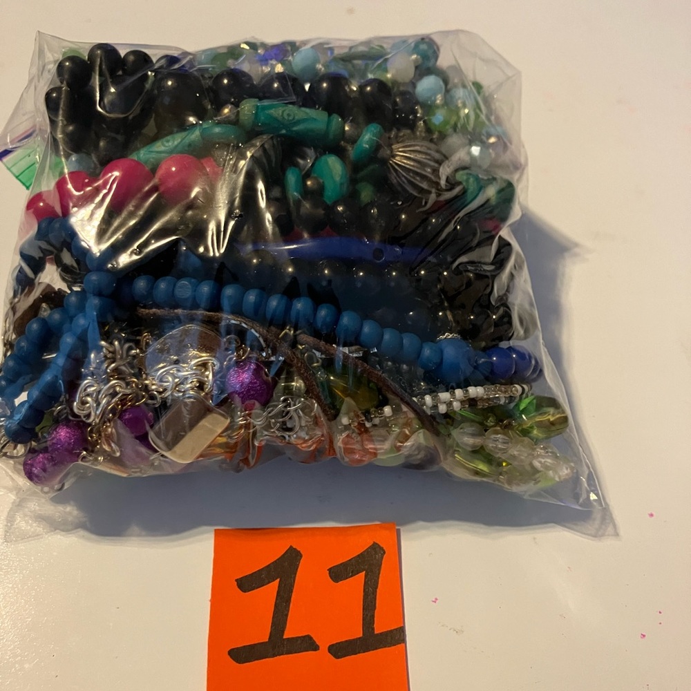 Lot of miscellaneous jewelry pieces